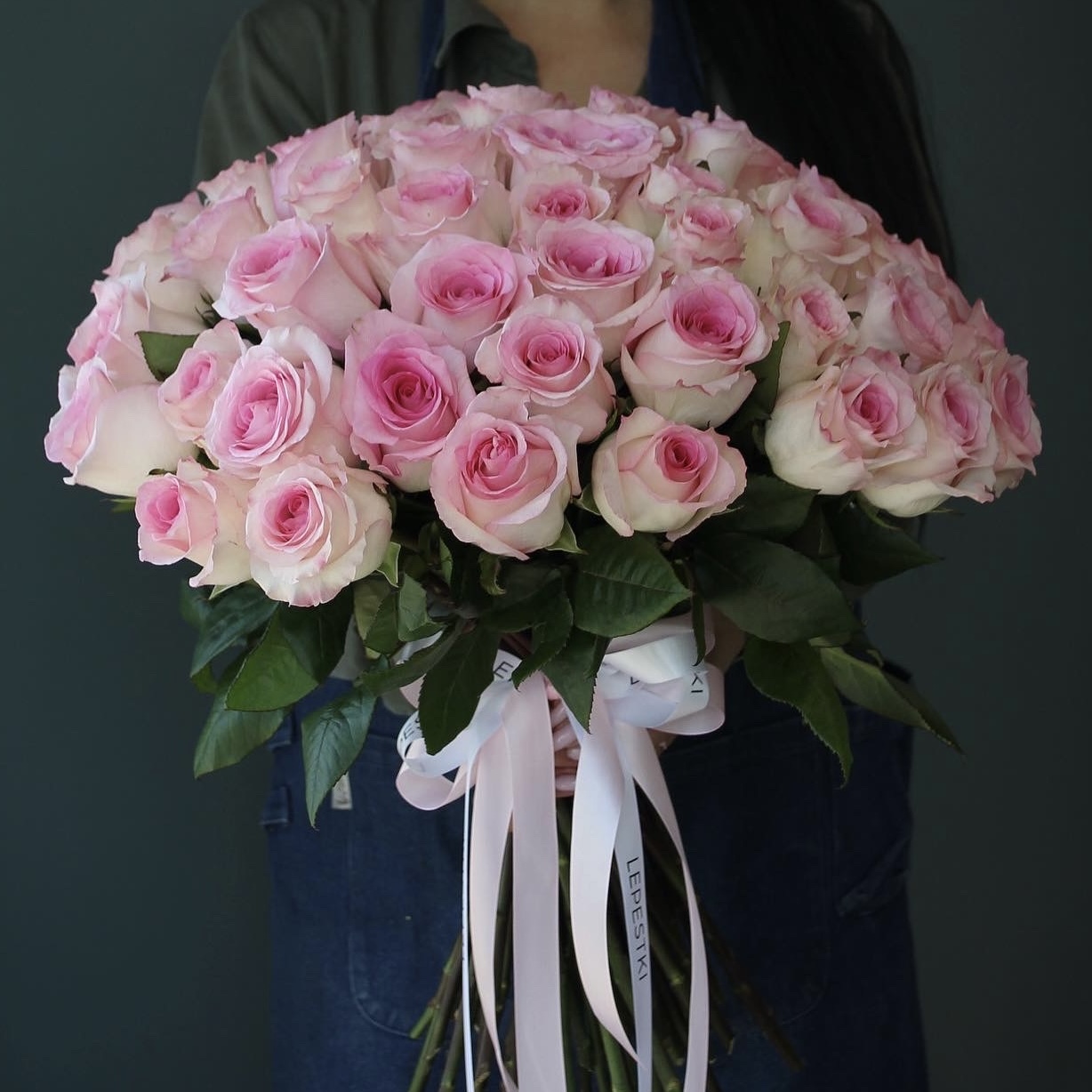 51 бело-розовая роза Эквадор
