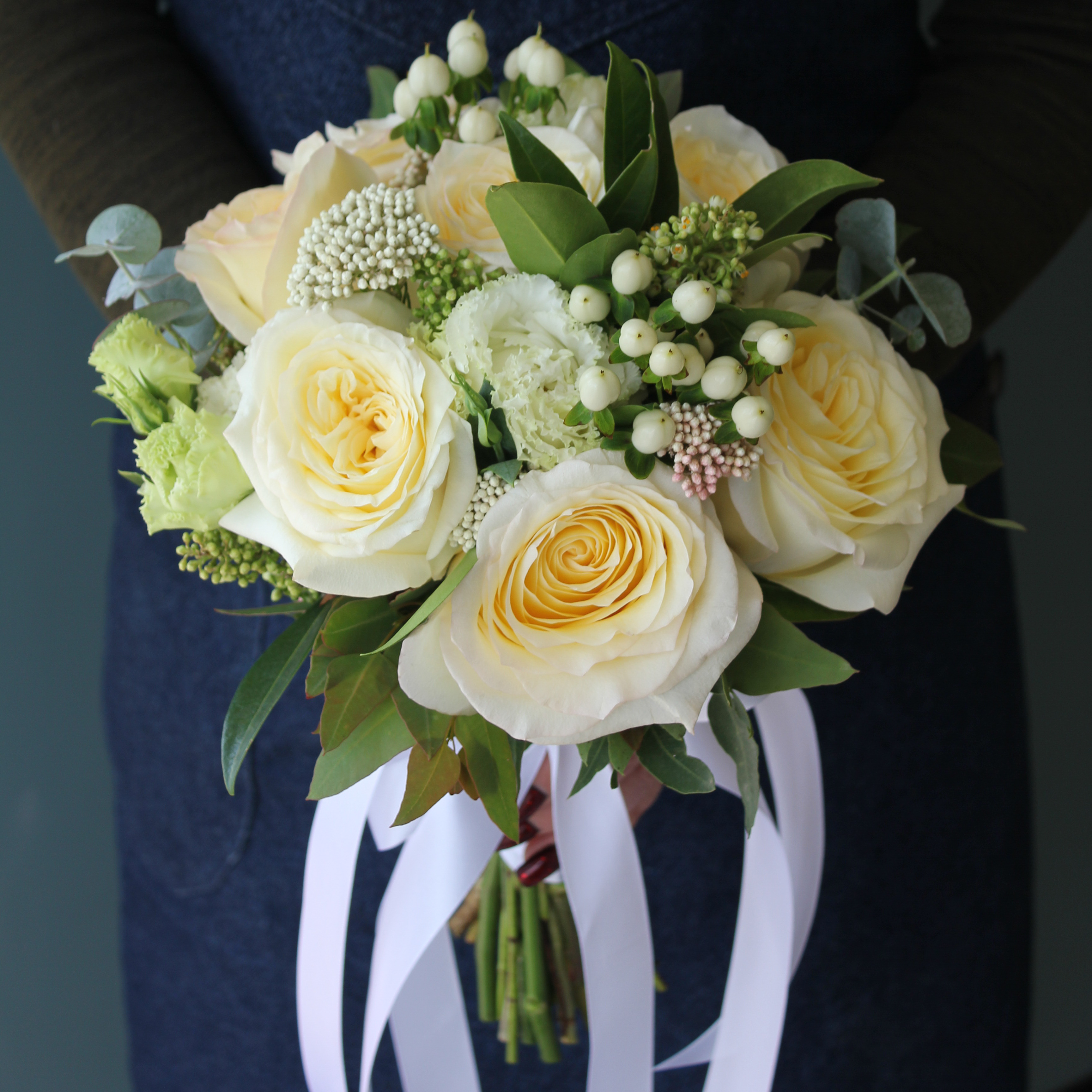 Букет невесты из белых роз "Classic"