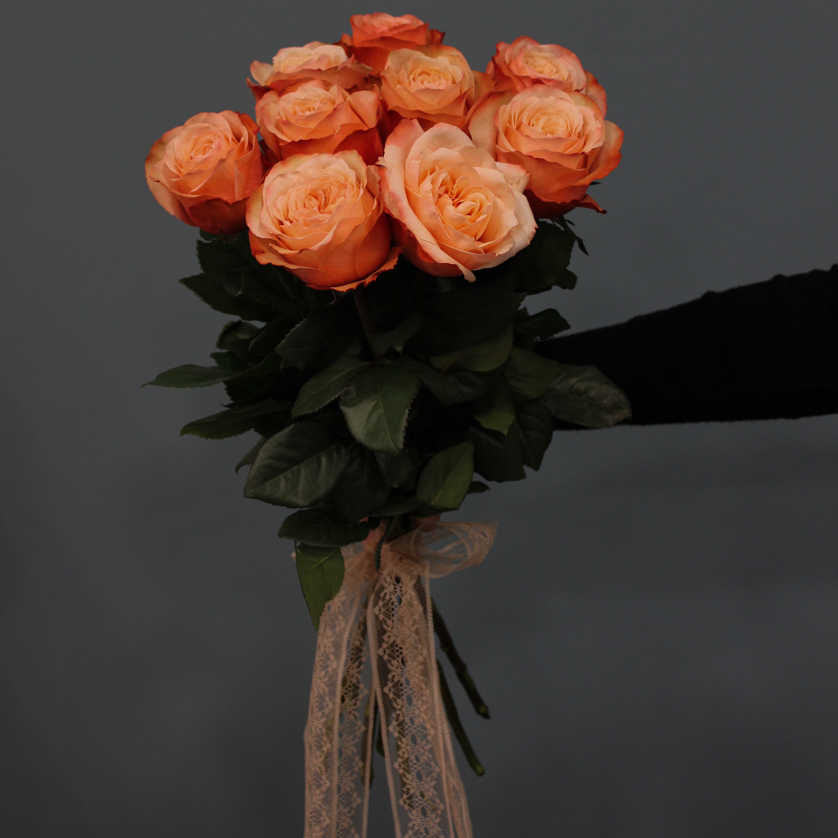 9 пионовидных персиковых роз Эквадор