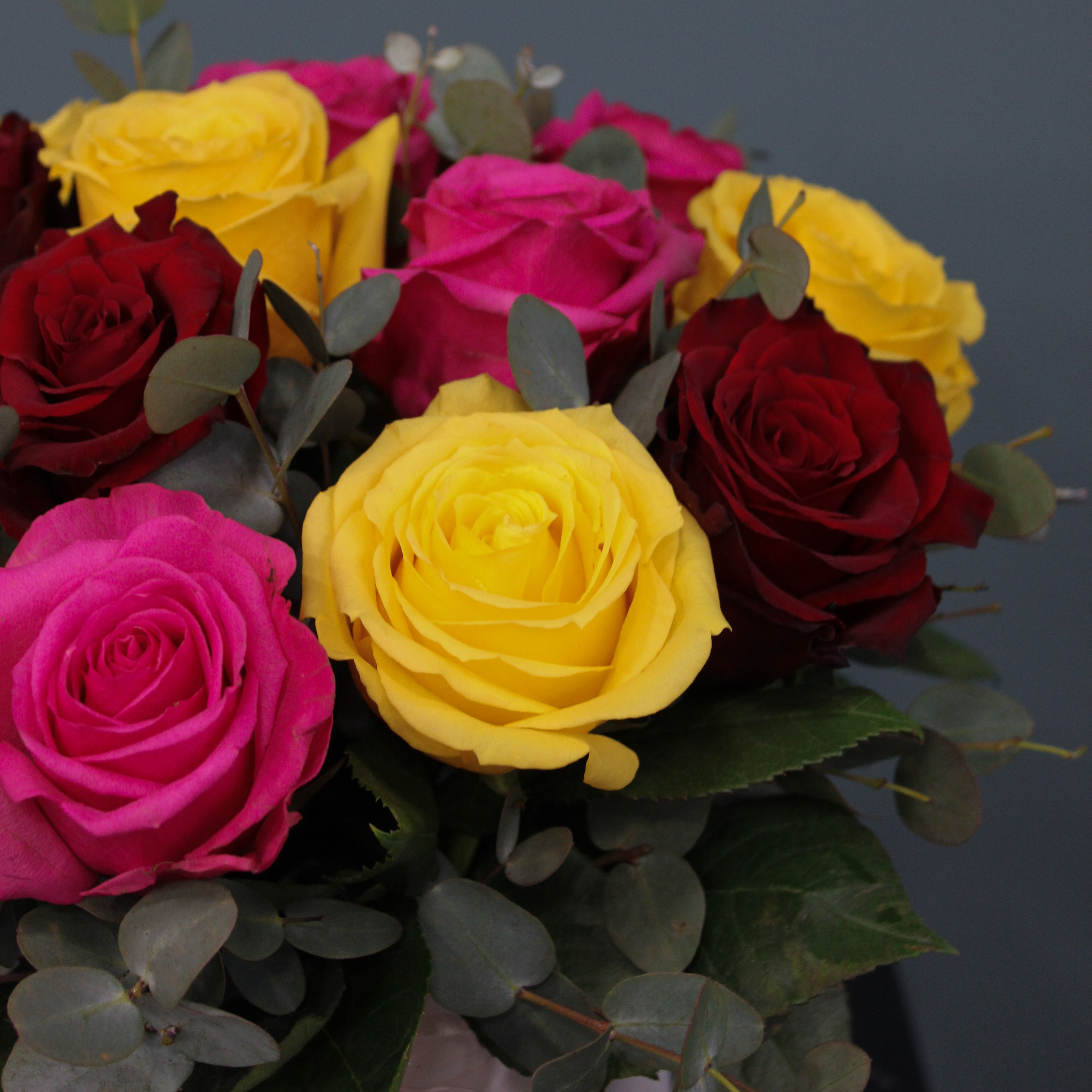 Бокс из 15 разноцветных роз