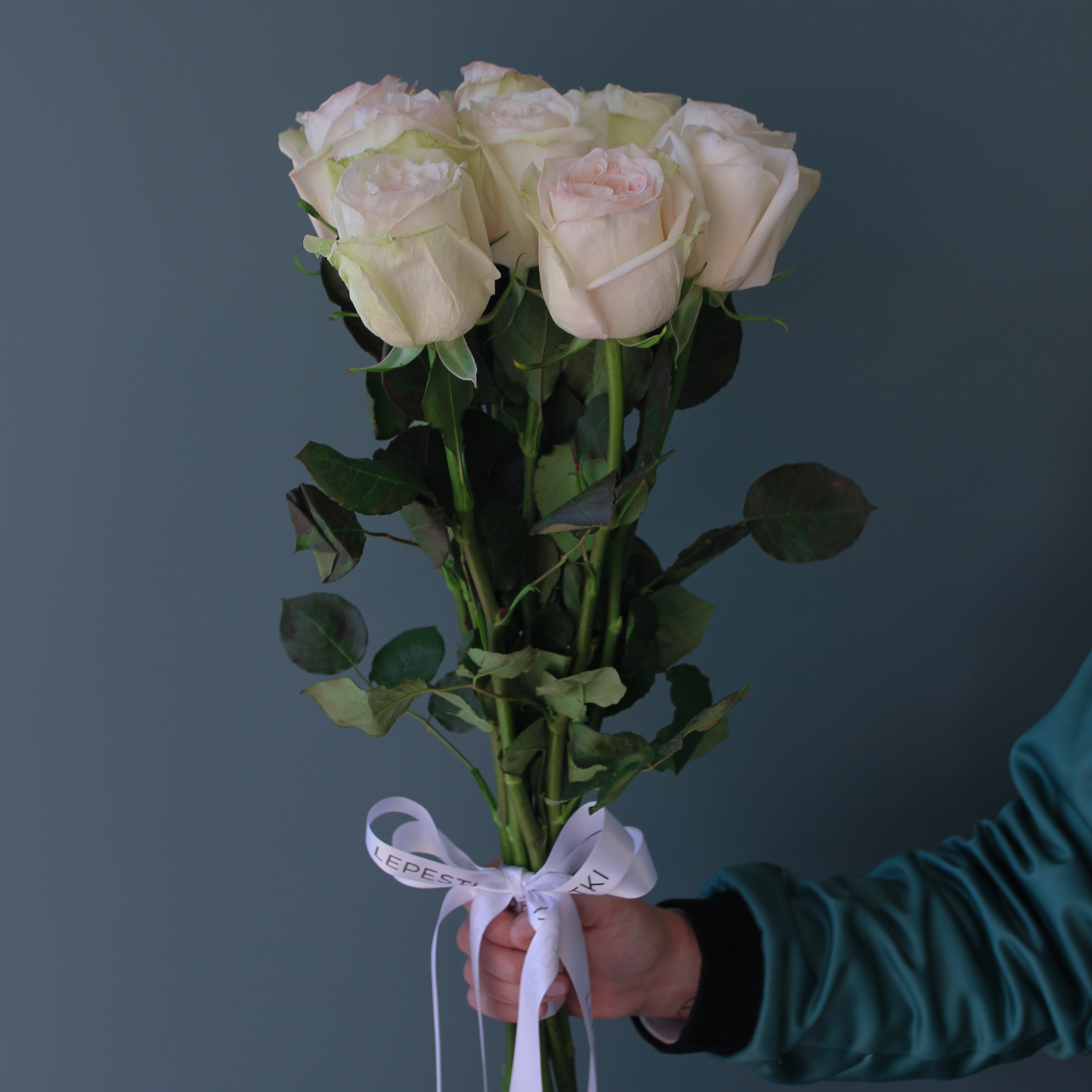 9 пионовидных роз White O'hara Эквадор