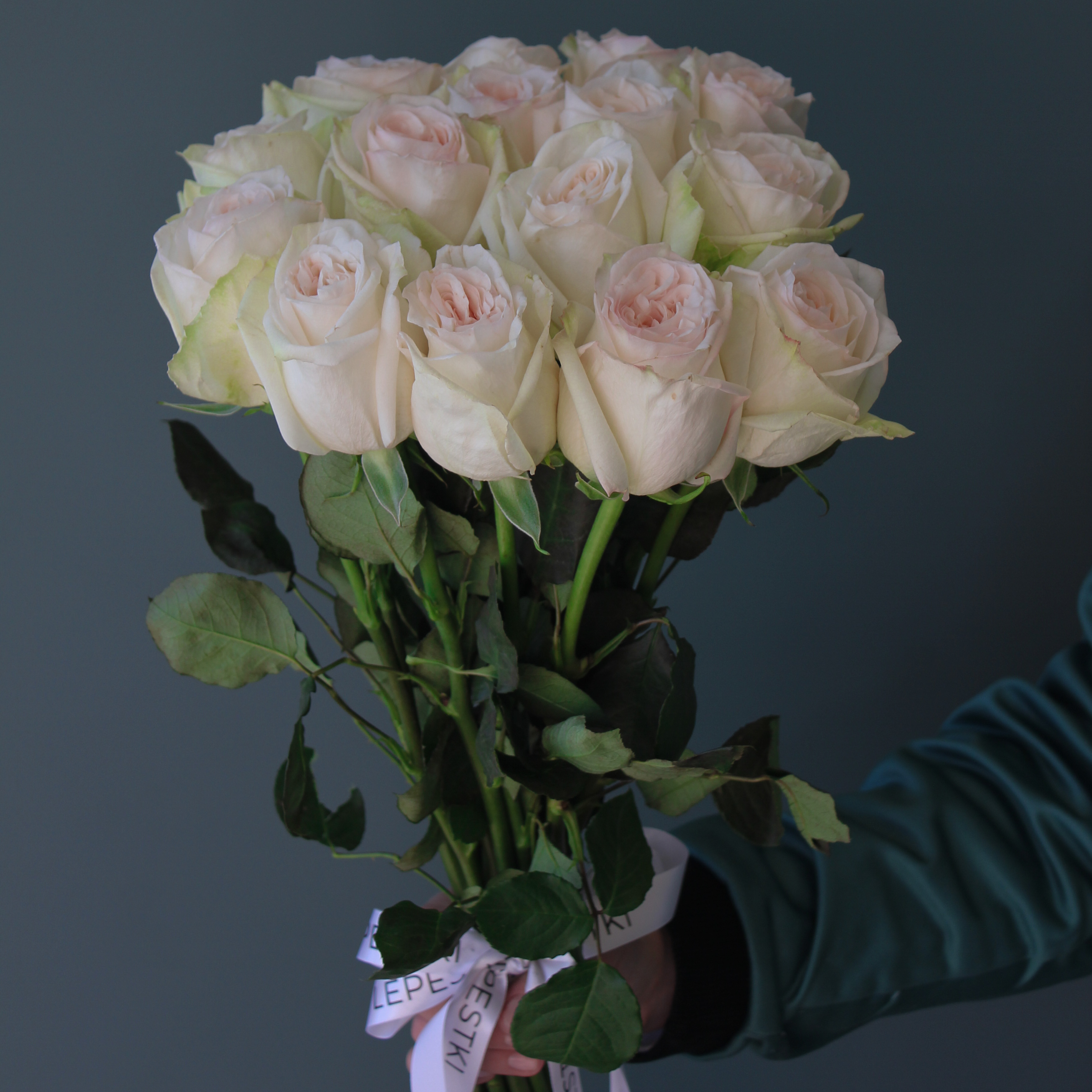15 пионовидных роз "White O'hara" Эквадор