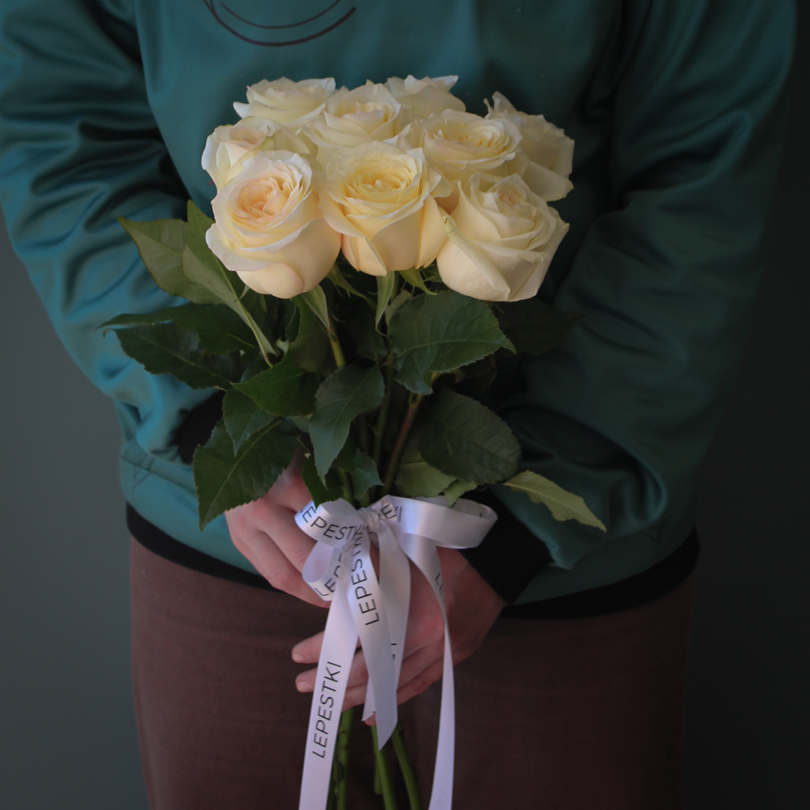 9 пионовидных кремовых роз Эквадор