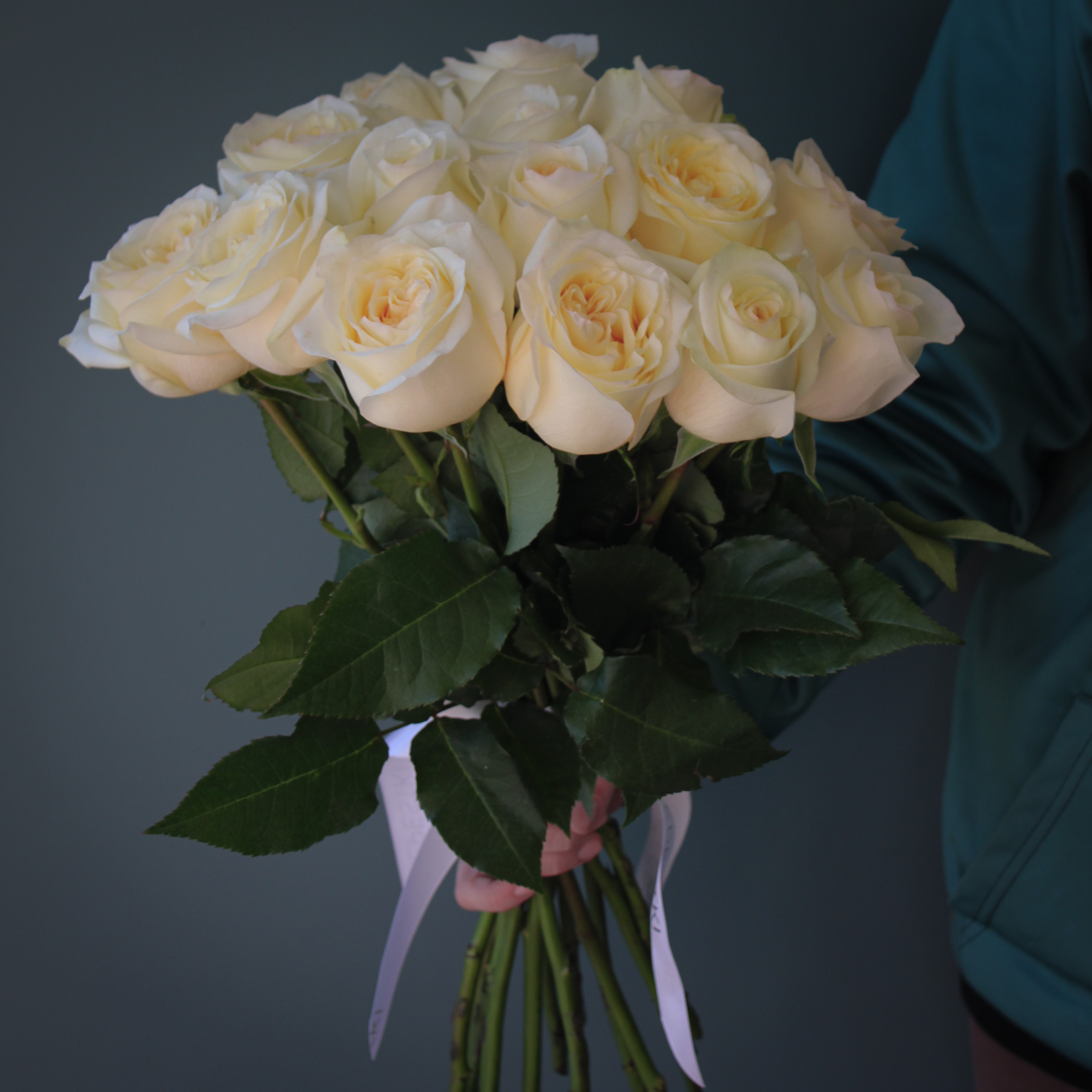 15 пионовидных кремовых роз Эквадор
